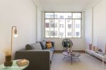Apartamento de 93 m² em Laranjeiras. Composto por sala de estar que se conecta à sala de jantar criando um ambiente amplo e agradável; 2 quartos com armários planejados; 1 banheiro social; cozinha co