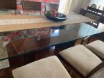 Mesa de Jantar com 8 Cadeiras em Madeira Maciça com Tampo de Vidro de 10mm