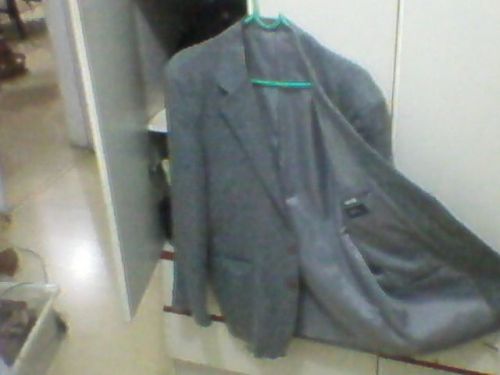 Blazer jaqueta cinza em bom estadobaratoconservadomasculino. 95206