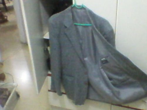 Blazer jaqueta cinza em bom estadobaratoconservadomasculino. 95206