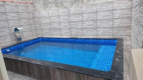 Casa nova em Itanhaém com piscina e churrasqueira localizada em bairro residencial e com fácil acesso ao comércio local e à área central é uma excelente opção para desfrutar de conforto e lazer 689671