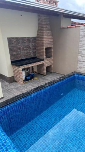 Casa nova em Itanhaém com piscina e churrasqueira localizada em bairro residencial e com fácil acesso ao comércio local e à área central é uma excelente opção para desfrutar de conforto e lazer 689672