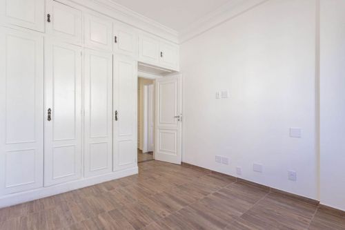 Apartamento de 93 m² em Laranjeiras. Composto por sala de estar que se conecta à sala de jantar criando um ambiente amplo e agradável; 2 quartos com armários planejados; 1 banheiro social; cozinha co 780015 Apartamento de 93 m² em Laranjeiras. Composto por sala de estar que se conecta à sala de jantar criando um ambiente amplo e agradável; 2 quartos com armários planejados; 1 banheiro social; cozinha co 780015