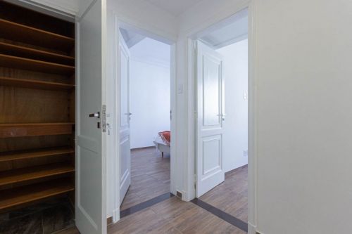 Apartamento de 93 m² em Laranjeiras. Composto por sala de estar que se conecta à sala de jantar criando um ambiente amplo e agradável; 2 quartos com armários planejados; 1 banheiro social; cozinha co 780016 Apartamento de 93 m² em Laranjeiras. Composto por sala de estar que se conecta à sala de jantar criando um ambiente amplo e agradável; 2 quartos com armários planejados; 1 banheiro social; cozinha co 780016