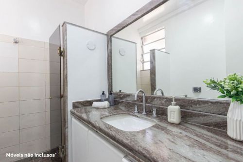 Apartamento de 93 m² em Laranjeiras. Composto por sala de estar que se conecta à sala de jantar criando um ambiente amplo e agradável; 2 quartos com armários planejados; 1 banheiro social; cozinha co 780017 Apartamento de 93 m² em Laranjeiras. Composto por sala de estar que se conecta à sala de jantar criando um ambiente amplo e agradável; 2 quartos com armários planejados; 1 banheiro social; cozinha co 780017