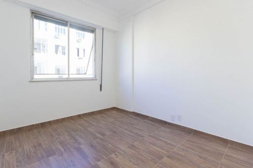 Apartamento de 93 m² em Laranjeiras. Composto por sala de estar que se conecta à sala de jantar criando um ambiente amplo e agradável; 2 quartos com armários planejados; 1 banheiro social; cozinha co 780018 Apartamento de 93 m² em Laranjeiras. Composto por sala de estar que se conecta à sala de jantar criando um ambiente amplo e agradável; 2 quartos com armários planejados; 1 banheiro social; cozinha co 780018