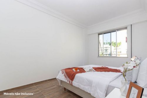 Apartamento de 93 m² em Laranjeiras. Composto por sala de estar que se conecta à sala de jantar criando um ambiente amplo e agradável; 2 quartos com armários planejados; 1 banheiro social; cozinha co 780019 Apartamento de 93 m² em Laranjeiras. Composto por sala de estar que se conecta à sala de jantar criando um ambiente amplo e agradável; 2 quartos com armários planejados; 1 banheiro social; cozinha co 780019