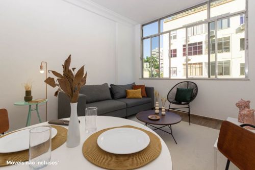 Apartamento de 93 m² em Laranjeiras. Composto por sala de estar que se conecta à sala de jantar criando um ambiente amplo e agradável; 2 quartos com armários planejados; 1 banheiro social; cozinha co 780020 Apartamento de 93 m² em Laranjeiras. Composto por sala de estar que se conecta à sala de jantar criando um ambiente amplo e agradável; 2 quartos com armários planejados; 1 banheiro social; cozinha co 780020