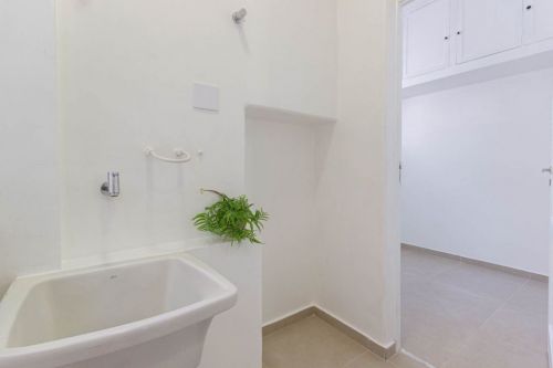 Apartamento de 93 m² em Laranjeiras. Composto por sala de estar que se conecta à sala de jantar criando um ambiente amplo e agradável; 2 quartos com armários planejados; 1 banheiro social; cozinha co 780021 Apartamento de 93 m² em Laranjeiras. Composto por sala de estar que se conecta à sala de jantar criando um ambiente amplo e agradável; 2 quartos com armários planejados; 1 banheiro social; cozinha co 780021