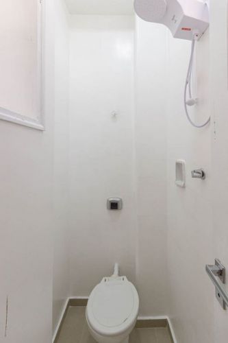Apartamento de 93 m² em Laranjeiras. Composto por sala de estar que se conecta à sala de jantar criando um ambiente amplo e agradável; 2 quartos com armários planejados; 1 banheiro social; cozinha co 780023 Apartamento de 93 m² em Laranjeiras. Composto por sala de estar que se conecta à sala de jantar criando um ambiente amplo e agradável; 2 quartos com armários planejados; 1 banheiro social; cozinha co 780023