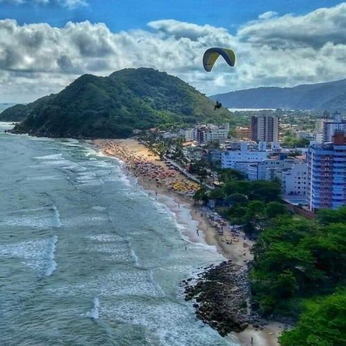 Alugo apto mobiliado a 200metros praia tombo Guaruja Sp Anual  745393