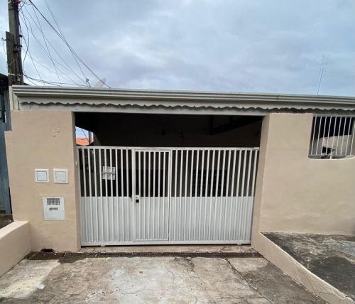 Alugo casa  03 quartos sendo 1 suíte e 1 quarto com armário copa com armário  cozinha  02 banheiros  garagem  portao eletrônico para 2 carros Sta. Lúcia Direto Proprietário 19 987271657  750326