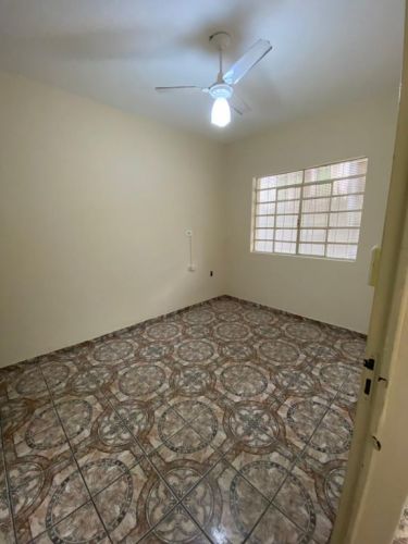 Alugo casa  03 quartos sendo 1 suíte e 1 quarto com armário copa com armário  cozinha  02 banheiros  garagem  portao eletrônico para 2 carros Sta. Lúcia Direto Proprietário 19 987271657  750329