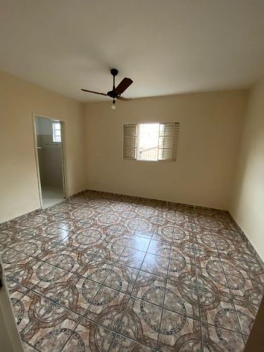 Alugo casa  03 quartos sendo 1 suíte e 1 quarto com armário copa com armário  cozinha  02 banheiros  garagem  portao eletrônico para 2 carros Sta. Lúcia Direto Proprietário 19 987271657  750330