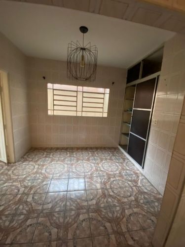 Alugo casa  03 quartos sendo 1 suíte e 1 quarto com armário copa com armário  cozinha  02 banheiros  garagem  portao eletrônico para 2 carros Sta. Lúcia Direto Proprietário 19 987271657  750335