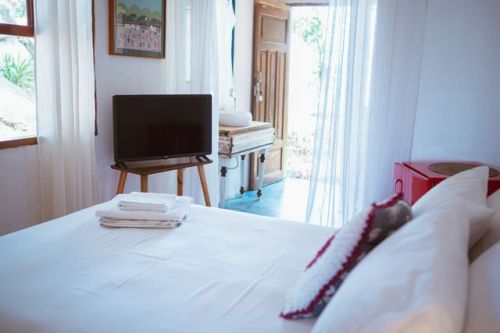 Aluguel de casa em ilhabela para Reveilon de 2024  Pacote 05 Noites Casa com pier privativo Acomodações para 12 Pessoas e Experiência Única à Beira-mar 688811