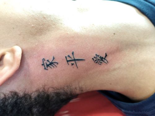 Arte personalizada transformada em tatuagem.  770343