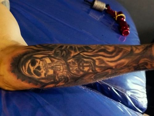 Arte personalizada transformada em tatuagem.  770347