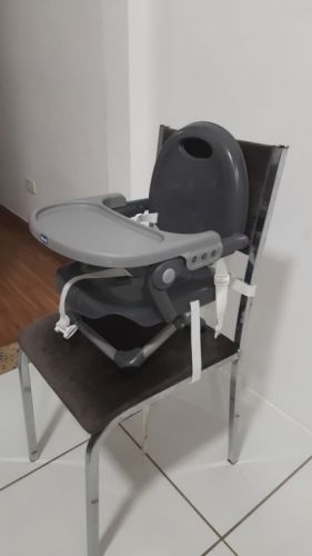Assento elevatório Chicco Pocket Snack portátil na cor cinza.  778806