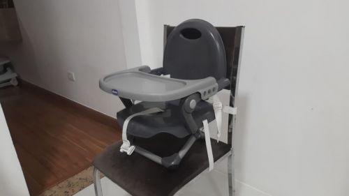 Assento elevatório Chicco Pocket Snack portátil na cor cinza.  778807