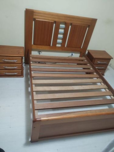 Cama De Casal De Madeira e 2 Criados  757293