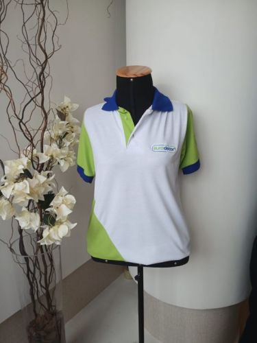 Camiseta polo com recorte e bordado 746256