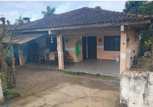 Casa à venda em Rio Bonito Pirabeiraba- Joinville R$ 350.00000. Localizada  em bairro tranquilo e seguro esta casa de alvenaria tem grande potencial para reforma e personalização.   772110