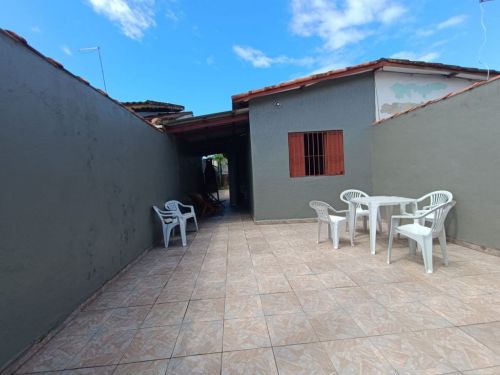 Casa com 2 quartos em Itanhaém à 1300m da praia do lado de todo comércio local 704500