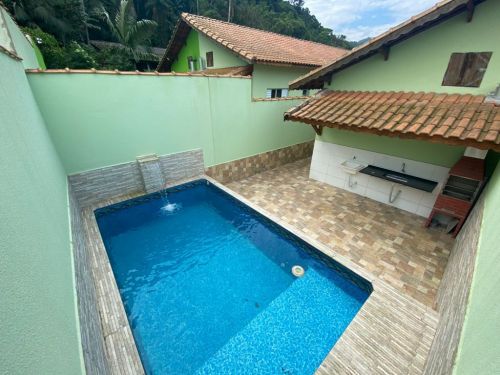 Casa com piscina em Mongaguá litoral sul de São Paulo bem localizada bairro residencial com fácil acesso aos comércios em geral 689720