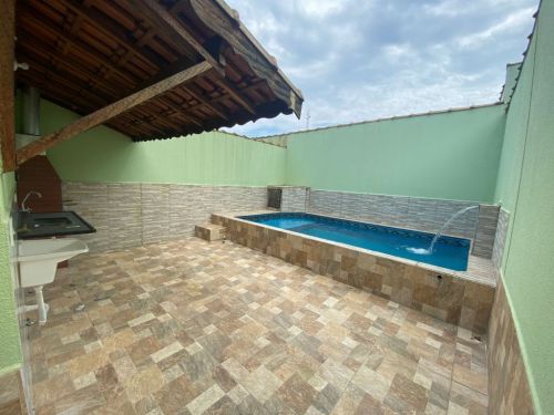 Casa com piscina em Mongaguá litoral sul de São Paulo bem localizada bairro residencial com fácil acesso aos comércios em geral 689721
