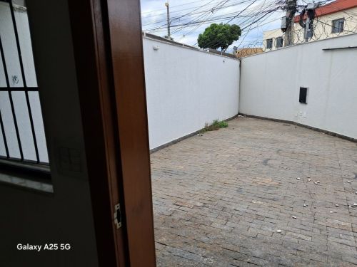 Casa Duplex no Santa Branca à 8 minutos caminhando do Vertedouro da Pampulha.casa toda reformada com área gourmet para passar bons momentos com a família.terreno: 90m²área Construída: 115m² 774814