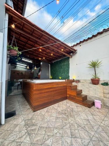 Casa geminada de esquina 3 quartos com guarda-roupa embutido Área gourmet com armário churrasqueira e uma jacuzzi Vaga para 2 carros livres Laguna próximo ao shopping Contagem 773764