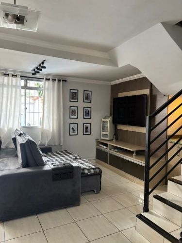 Casa geminada de esquina 3 quartos com guarda-roupa embutido Área gourmet com armário churrasqueira e uma jacuzzi Vaga para 2 carros livres Laguna próximo ao shopping Contagem 773766