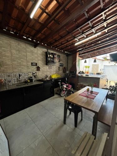 Casa geminada de esquina 3 quartos com guarda-roupa embutido Área gourmet com armário churrasqueira e uma jacuzzi Vaga para 2 carros livres Laguna próximo ao shopping Contagem 773768