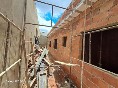 Casa Geminada um pavimento  3 quartos com suite e closet no bairro Xangrilá 773362