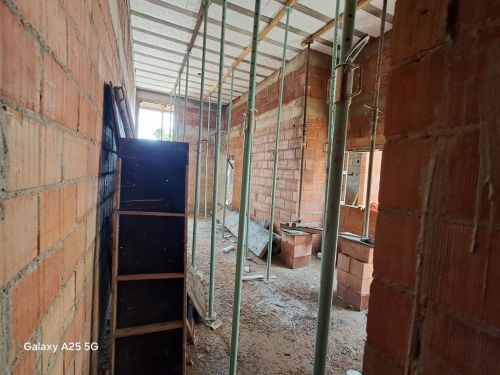 Casa Geminada um pavimento  3 quartos com suite e closet no bairro Xangrilá 773364