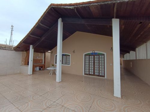 Casa grande em itanhaém à apenas 1000m da praia com 4 quartos sendo 2 suítes 704020