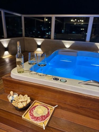 Cobertura na Pampulhaexcelente cobertura na região da Pampulha com hidro e área gourmetporcelanato em todo o apartamento dois banheiros duas vagas de garagem. 774015