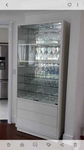 Cristaleira moderna com portas de vidro e gavetas  752034