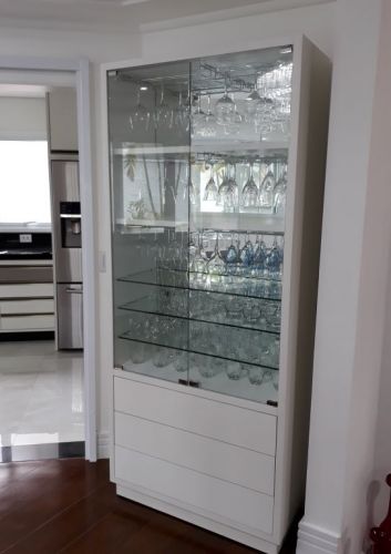 Cristaleira moderna com portas de vidro e gavetas  752035