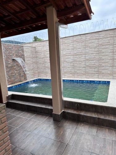 Essa parece ser uma excelente opção Uma casa nova em Itanhaém com 03 dormitórios piscina e churrasqueira bem localizada em um bairro residencial 689656