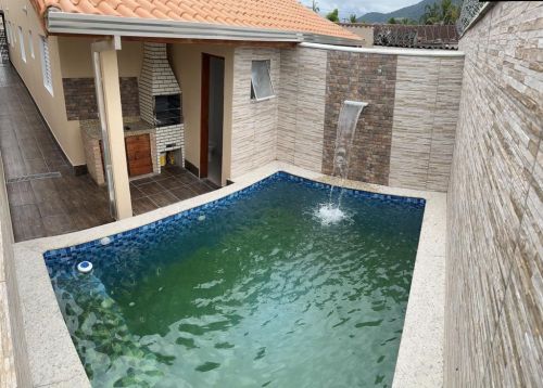 Essa parece ser uma excelente opção Uma casa nova em Itanhaém com 03 dormitórios piscina e churrasqueira bem localizada em um bairro residencial 689658