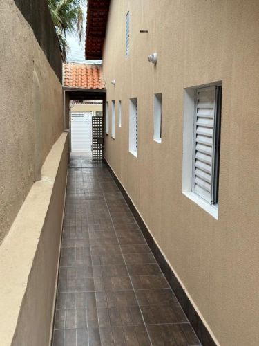 Essa parece ser uma excelente opção Uma casa nova em Itanhaém com 03 dormitórios piscina e churrasqueira bem localizada em um bairro residencial 689670