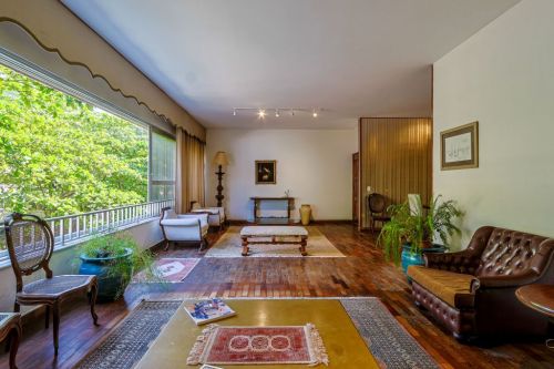 Excelente apartamento em Ipanema de frente com planta generosa e ambientes amplos composto por sala social em três ambientes com vista lateral mar. 780361