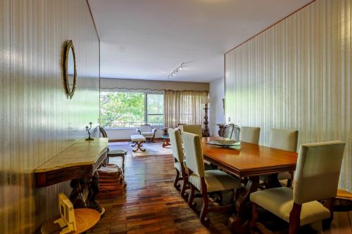 Excelente apartamento em Ipanema de frente com planta generosa e ambientes amplos composto por sala social em três ambientes com vista lateral mar. 780363