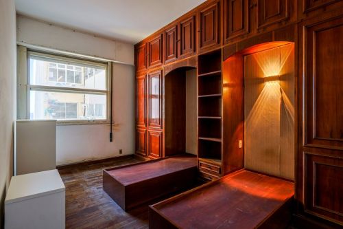 Excelente apartamento em Ipanema de frente com planta generosa e ambientes amplos composto por sala social em três ambientes com vista lateral mar. 780364