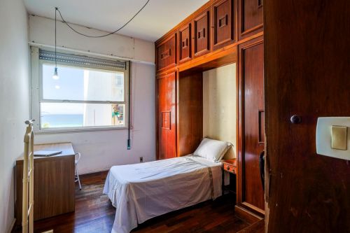 Excelente apartamento em Ipanema de frente com planta generosa e ambientes amplos composto por sala social em três ambientes com vista lateral mar. 780366
