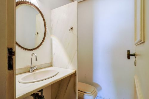 Excelente apartamento em Ipanema de frente com planta generosa e ambientes amplos composto por sala social em três ambientes com vista lateral mar. 780368