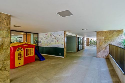 Excelente apartamento em Ipanema de frente com planta generosa e ambientes amplos composto por sala social em três ambientes com vista lateral mar. 780371