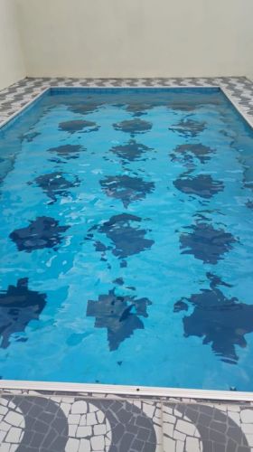 Fazemos limpeza e tratamento da água. Deixamos sua piscina cristalina 781112